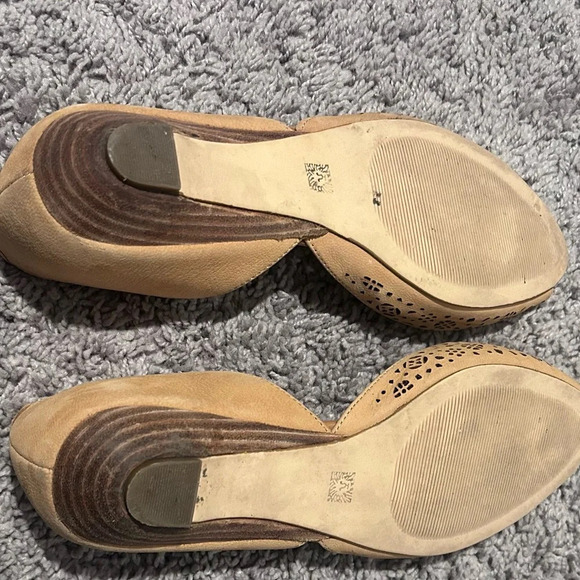 ANNE KLEIN flat. Size 8. Gently worn but still in great condition. - Picture 4 of 6